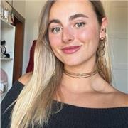 Profesora de ingles a niños y niñas de primaria